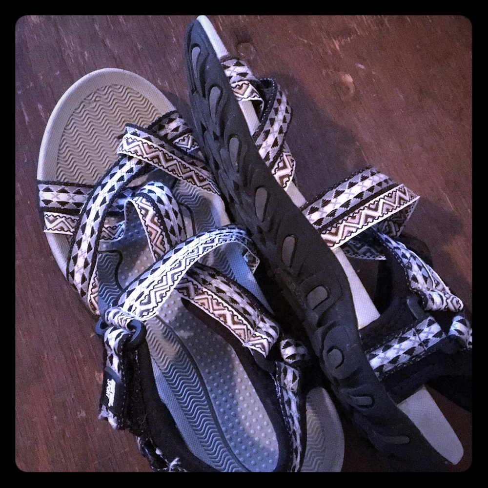 Muk Luks Black and White Patterned Sandals